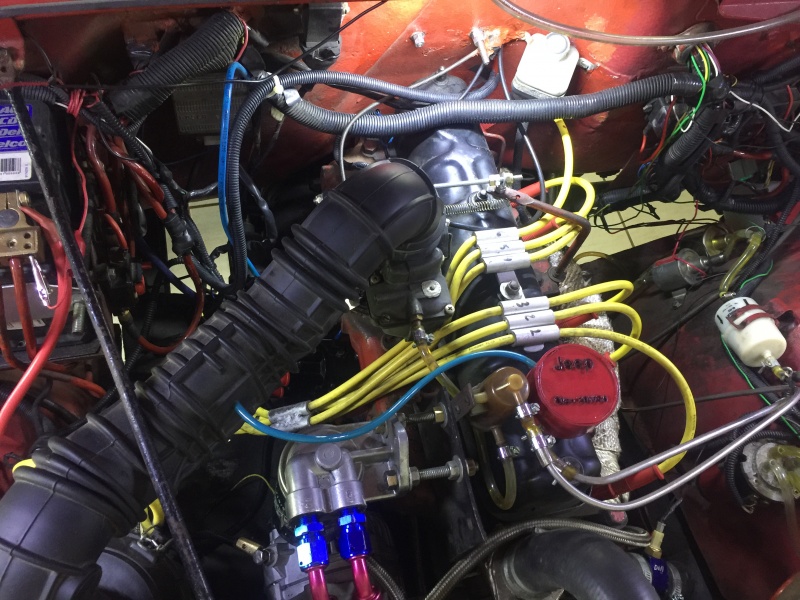 Outra vista de cima do motor, onde  possvel ver os cabos de vela, os suportes dos cabos, o suporte do filtro de leo, no canto direito, as duas bombas de combustivel eltricas, para motor com carburador. De dentro do Jeep posso selecionar qual bomba de combustivel desejo usar, caso alguma tenha problema.