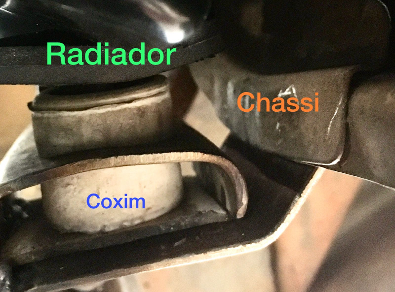base do radiador instalada com coxim e fixador