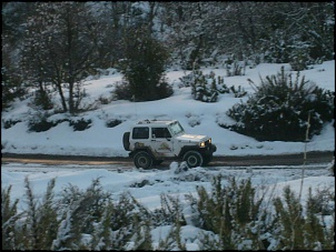 Engesa fazendo trilha na neve-san2jeep.jpg