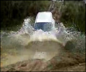 Ford EcoSport 4WD enfrenta a trilha-agua.jpg