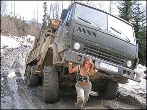 Foto das Piores &quot; Atoladas &quot; na Lama...-mulher_levantando_o_caminhao.jpg