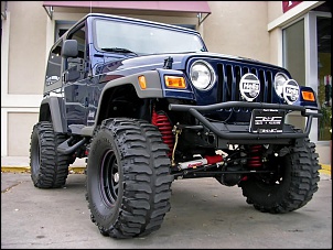 Farois de milha Hella (c/ capa)-2005_jeep__wrangler_customized.jpg