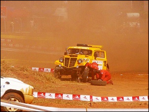 baja (gaiola) racing-trocando-pneu-no-prologo.jpg