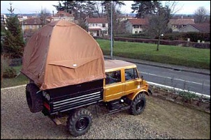 Cama dentro do carro-unimog.jpg