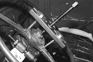 Volante do CJ: como sacar da coluna?-swpullerinstalled300bw.jpg