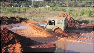 Caixa de Chevette no Jeep-barro.jpg