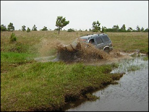 Sportage na trilha-agua-pra-todo-lado.jpg