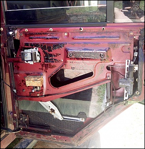 Sonhando com DEFENDER 110 para longas viagens e...  camper, tudo junto ou separado!-portatraseirald01.jpg