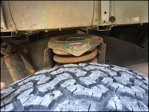 Pneu traseiro da Defender 110 raspando no suporte da mola-raspandomolaesquerda.jpg
