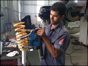 L 200 triton-impressoes dessa pkp.-apertando-mola-do-coil-over.jpg