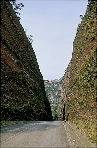 Dicas da Serra Catarinense - o que visitar?-31951808_serradocorvobrancodetalhecorteverticalde90metros.jpg
