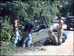 PASSEIO FAMILIAR OFF ROAD em 23/01/2005 (JICOXINHA)-todo_mundo_tentando_tirar_o_kank_106.jpg