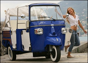 -piaggio-ape-calessino-com-loura-do-lado.jpg