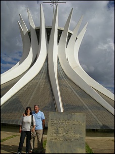 Apoio para casal argentino dando uma volta pela America do Sul-brasilia-aventureros-en-la-catedral.jpg