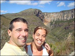 Estrada Real: Caminho dos Diamantes + Caminho Velho-eu-e-minha-navegadora-com-cachoeira-do-tabuleiro-ao-fundo.jpg