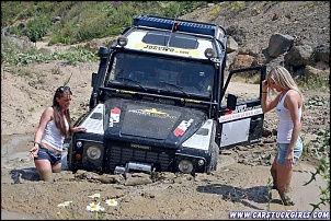 -2_defender_girls_stuck_in_mud_011.jpg