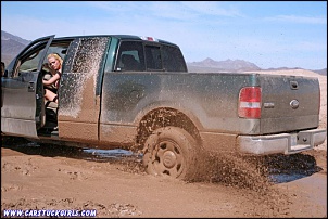 -pickup_mud_stuck_bikini_girl_017.jpg