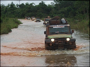-atravessando-os-mais-de-18km-de-alagamento-do-rio-madeira-com-hilux-frente-abrindo-caminho.jpg