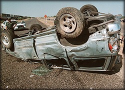 Santo Antonio fraco?-rollover-car.jpg