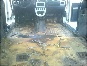 Bate-pedra no assoalho interno do troller-interior-sem-forro-e-com-cola.jpg