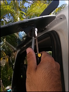 Amortecedor do Vidro Traseiro-detalhe-do-encaixe-amortecedor-vidro-traseiro-original-troller.jpg