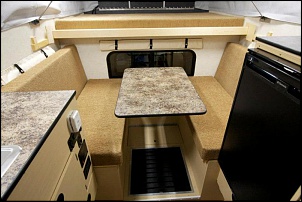 Montando um motorhome / camper sobre uma f 250 cd 4x4-frontdinetteseating.jpg