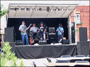 Alguem conhece quem fabrica reboques assim no Brasil-carreta-palco-tocando.jpg