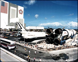 Alguem conhece quem fabrica reboques assim no Brasil-space-shuttle-enterprise-sits-next-saturn-v.jpg