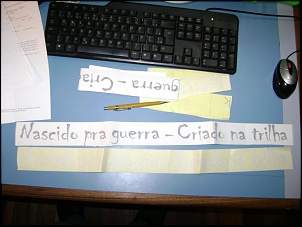 Adesivo: &quot;Nascido pra guerra - criado na trilha&quot;.-adesivo-mesa.jpg