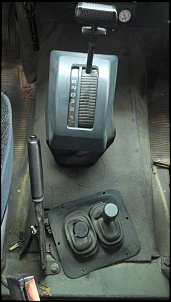 ENGESA Fase 3-3-interior-alavando-do-cambio-automatico-alacanda-do-freio-de-mao-e-avalancas-de-4x4-e-redu.jpg